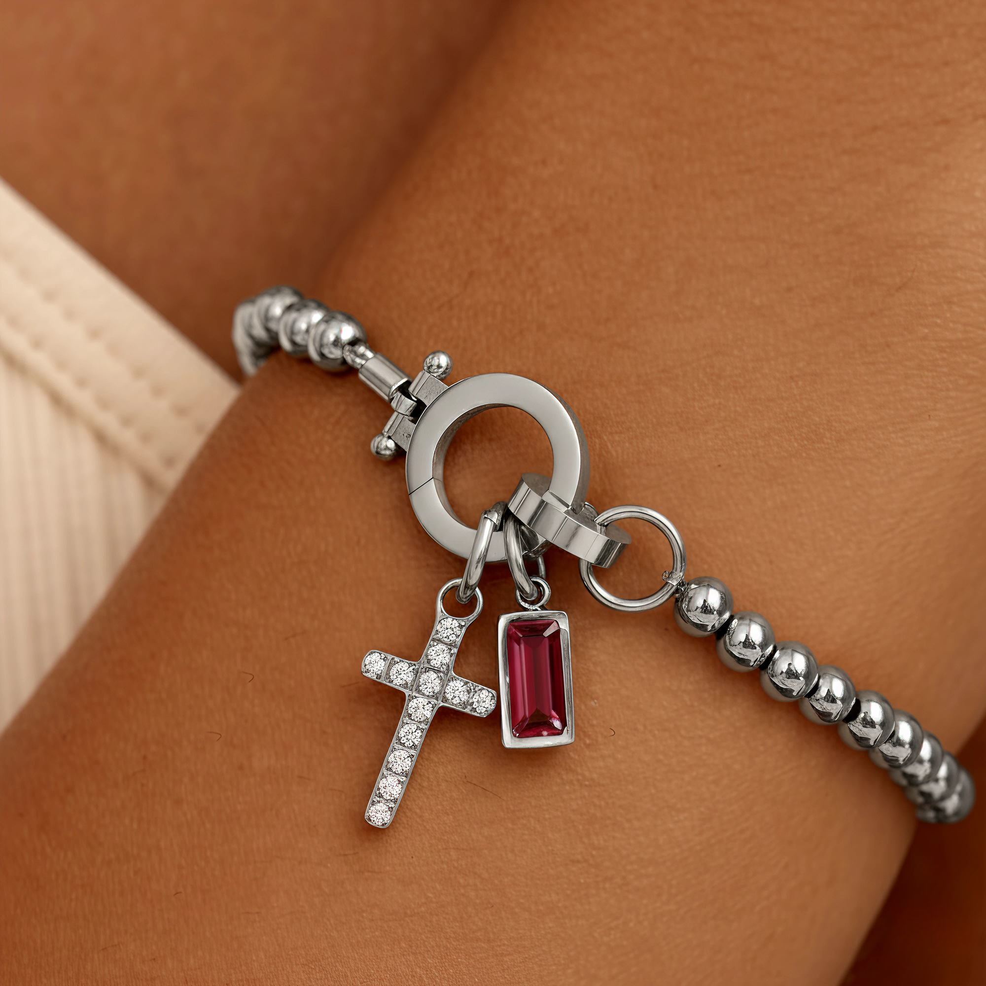 AX Pärlat Armband med Födelsesten och Korsberlock