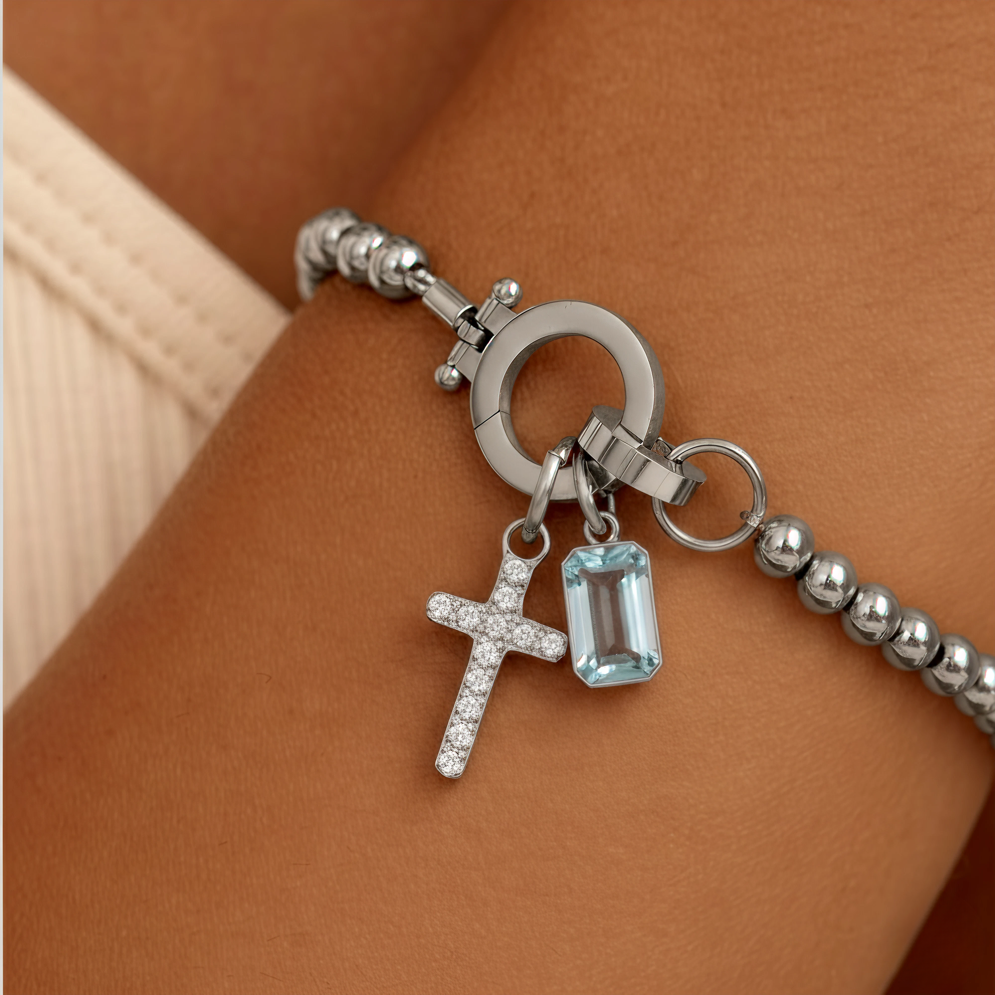 AX Pärlat Armband med Födelsesten och Korsberlock