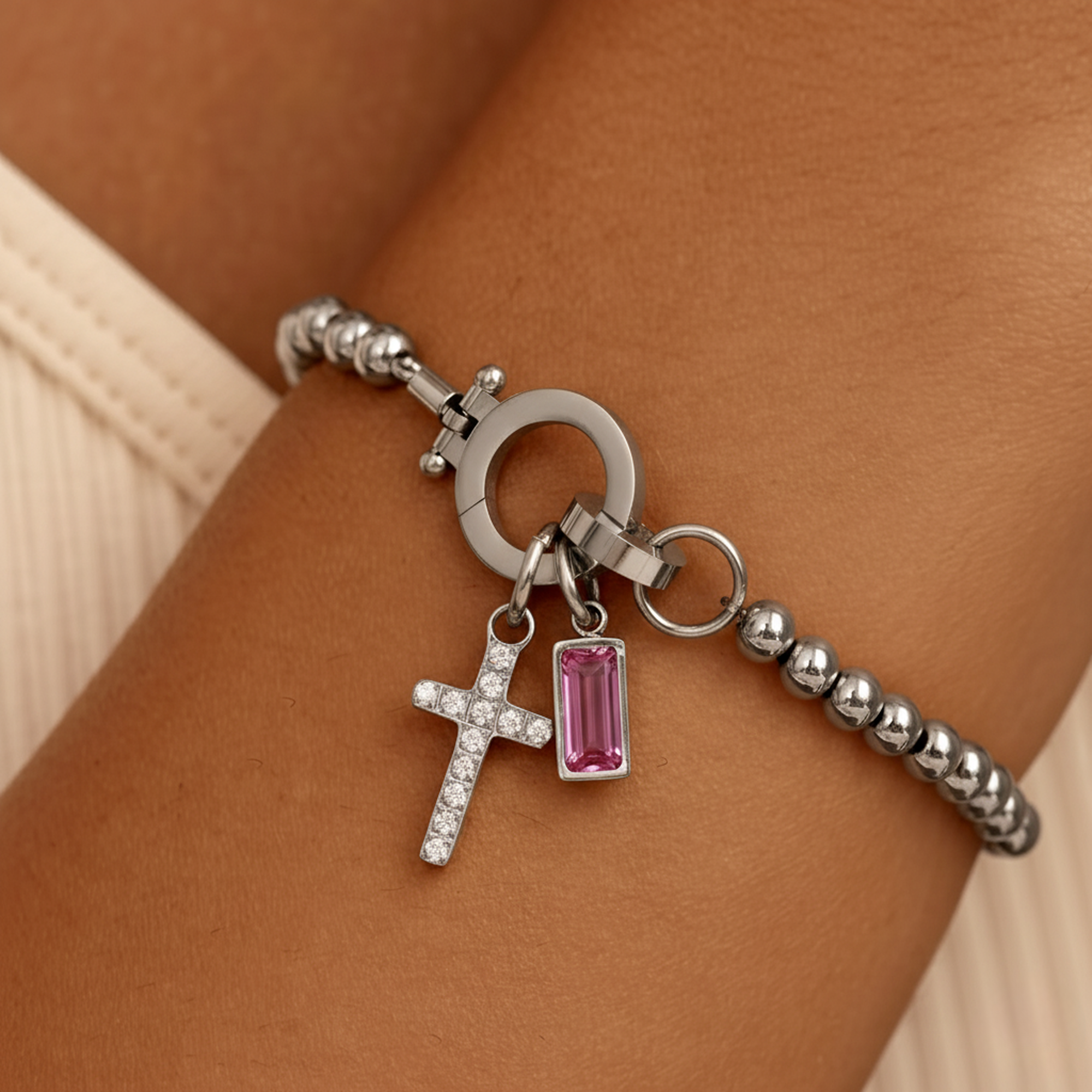 AX Pärlat Armband med Födelsesten och Korsberlock